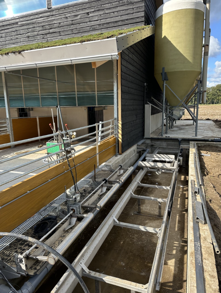 Harn-Kot-Trennsystem im Schweinestall mit Förderbändern und Futtersilo